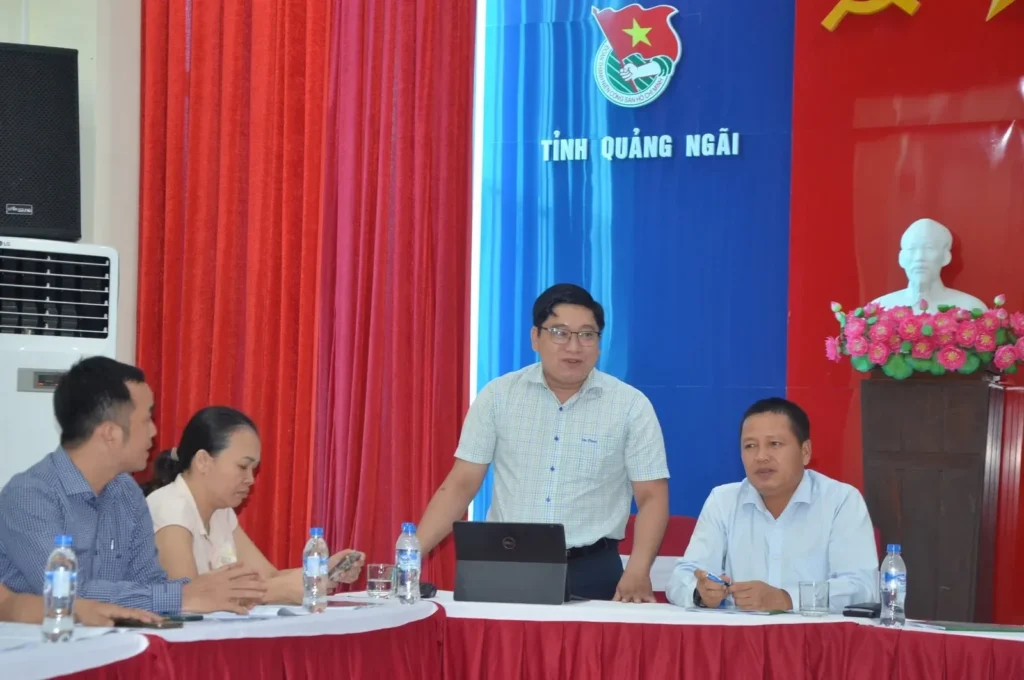 Đại biểu trình bày nội dung tại cuộc họp Ban Chấp hành Hội Doanh nhân trẻ tỉnh Quảng Ngãi.