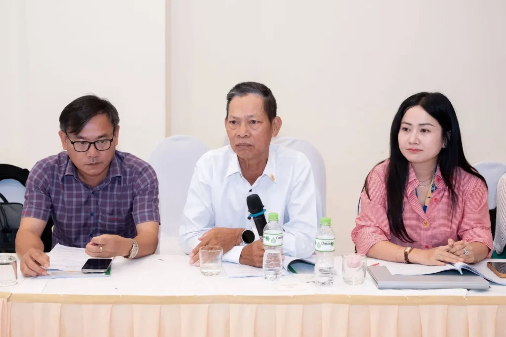 Các đại biểu khu Đông và khu Tây lắng nghe, trao đổi tại hội nghị hợp nhất.