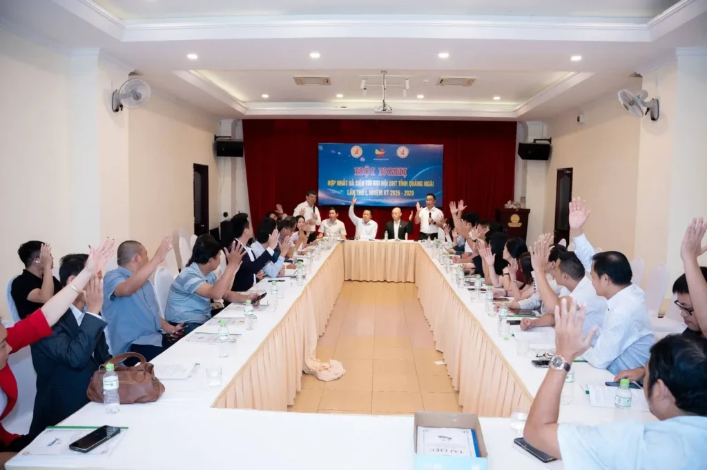 Các đại biểu biểu quyết giơ tay tại Hội nghị hợp nhất và tiến tới Đại hội Hội Doanh nhân trẻ tỉnh Quảng Ngãi ngày 17/9/2026.