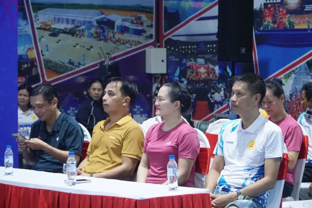 Hội viên, vận động viên và khách mời tham dự sự kiện Pickleball Doanh nhân trẻ Quảng Ngãi.