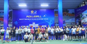 Tập thể đại biểu và vận động viên Giải Pickleball Doanh nhân trẻ tỉnh Quảng Ngãi mở rộng năm 2026 chụp ảnh lưu niệm.
