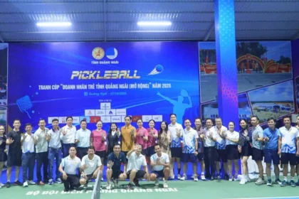 Tập thể đại biểu và vận động viên Giải Pickleball Doanh nhân trẻ tỉnh Quảng Ngãi mở rộng năm 2026 chụp ảnh lưu niệm.