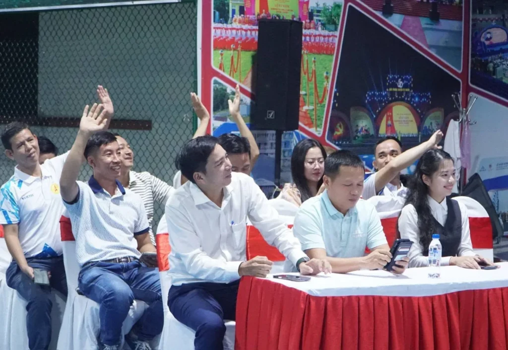 Đại biểu và hội viên theo dõi, cổ vũ các trận đấu tại Giải Pickleball Doanh nhân trẻ Quảng Ngãi.
