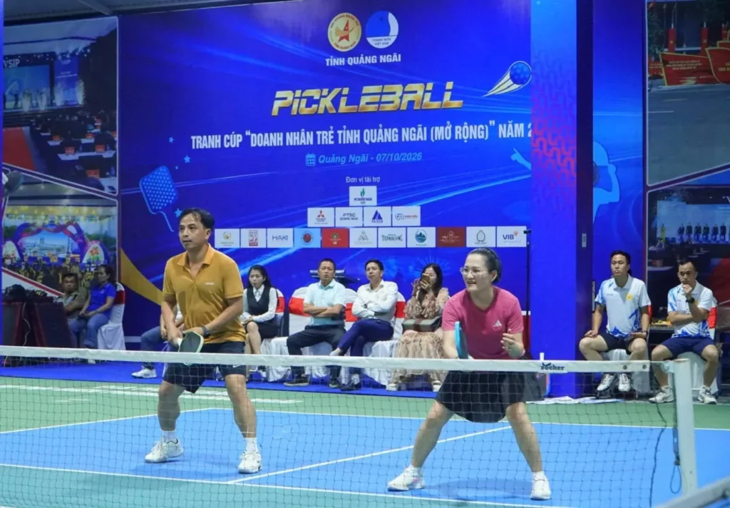Các vận động viên nam và nữ thi đấu trên sân Giải Pickleball Doanh nhân trẻ tỉnh Quảng Ngãi năm 2026.
