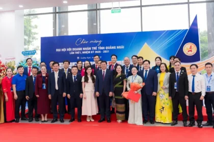 Các đại biểu Hội Doanh nhân trẻ tỉnh Quảng Ngãi chụp ảnh lưu niệm tại Đại hội lần thứ I, nhiệm kỳ 2026–2031.