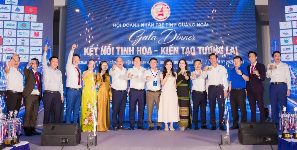 Các đại biểu giao lưu, nâng ly chúc mừng tại Gala Dinner của Hội Doanh nhân trẻ tỉnh Quảng Ngãi.