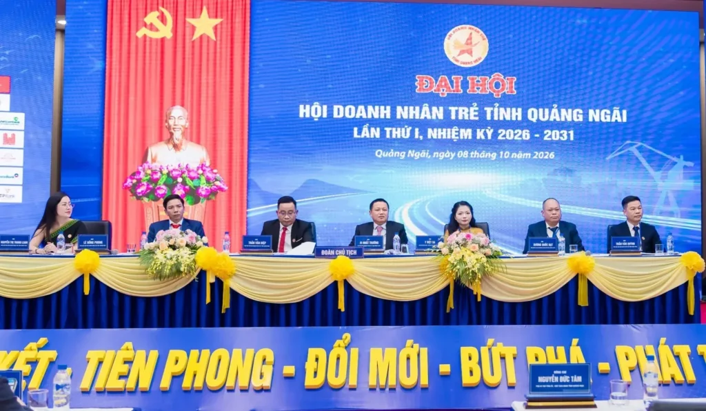 Đoàn Chủ tịch Hội Doanh nhân trẻ tỉnh Quảng Ngãi điều hành Đại hội lần thứ I.