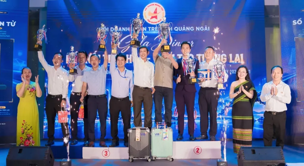 Các vận động viên nhận cúp và phần thưởng tại Gala Dinner, trao giải Pickleball Doanh nhân trẻ.
