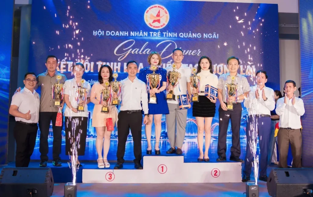 Các nữ vận động viên nhận cúp và hoa tại chương trình Gala Dinner Doanh nhân trẻ.
