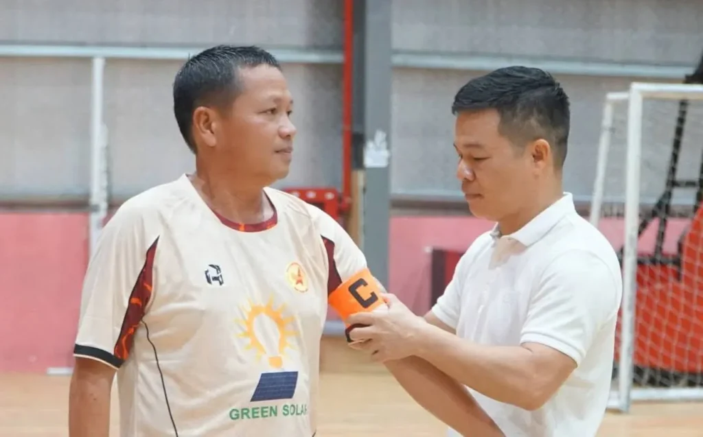 Trao băng đội trưởng cho cầu thủ trước buổi giao lưu bóng đá của Hội Doanh nhân trẻ tỉnh Quảng Ngãi.