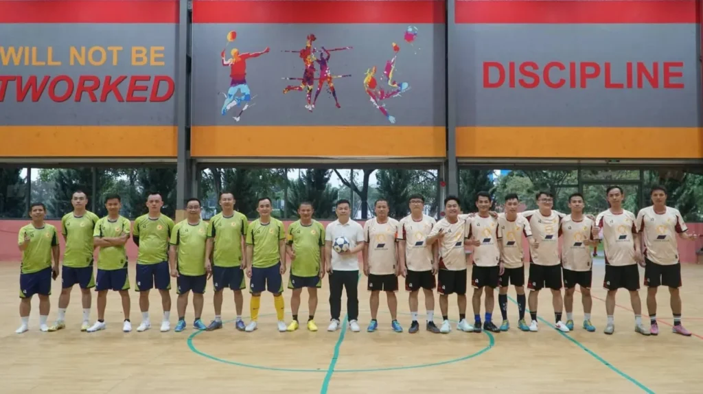 Tập thể hai đội bóng giao lưu CLB Bóng đá Hội Doanh nhân trẻ tỉnh Quảng Ngãi trong nhà thi đấu.