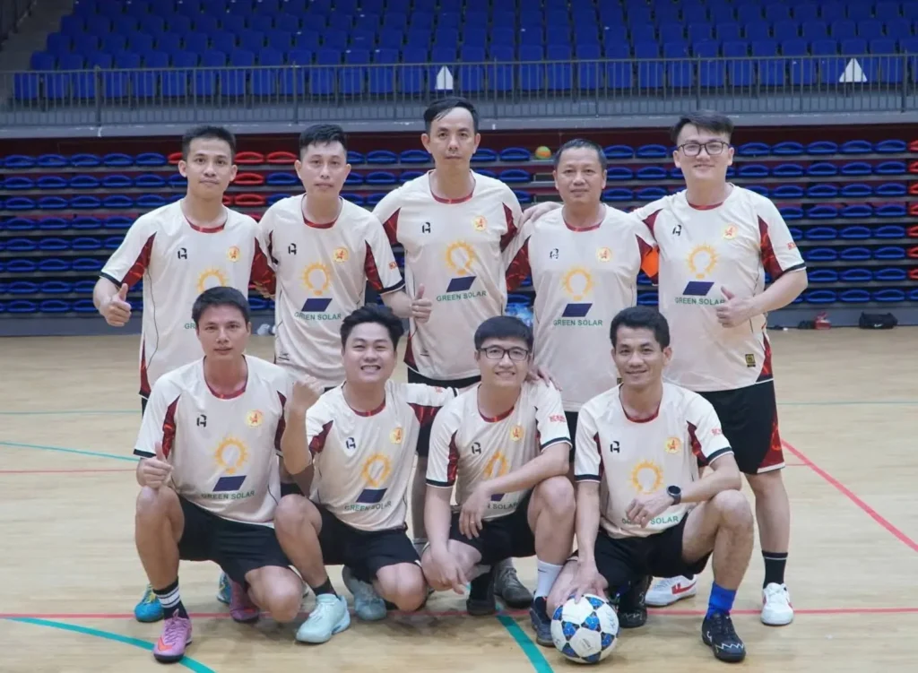 Các thành viên đội bóng mặc áo trắng chụp ảnh lưu niệm trong buổi giao lưu.