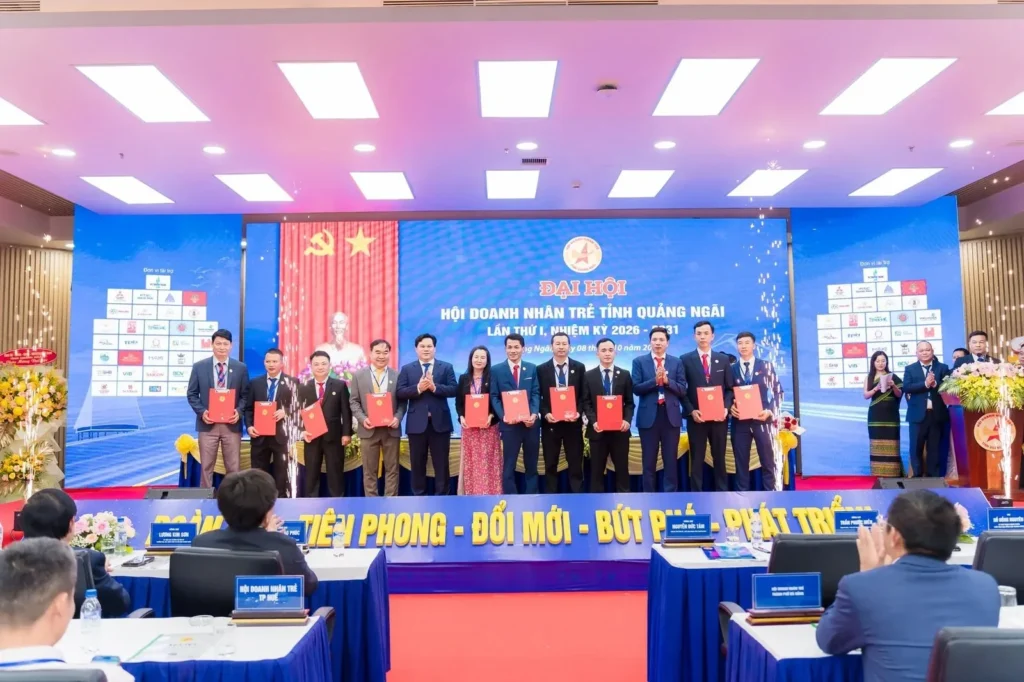 Phó Chủ tịch UBND tỉnh Trần Phước Hiền trao quyết định thành lập các câu lạc bộ trực thuộc Hội Doanh nhân trẻ tỉnh Quảng Ngãi.