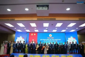 Lãnh đạo tỉnh tặng hoa chúc mừng Ban Chấp hành Hội Doanh nhân trẻ tỉnh Quảng Ngãi khóa I, nhiệm kỳ 2026–2031.