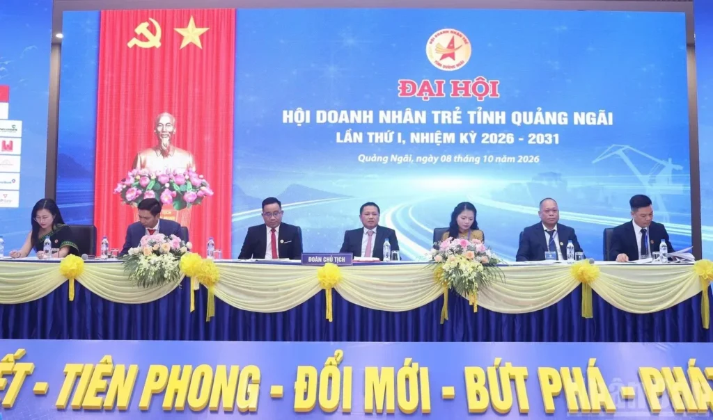 Đoàn Chủ tịch điều hành Đại hội Hội Doanh nhân trẻ tỉnh Quảng Ngãi lần thứ I.